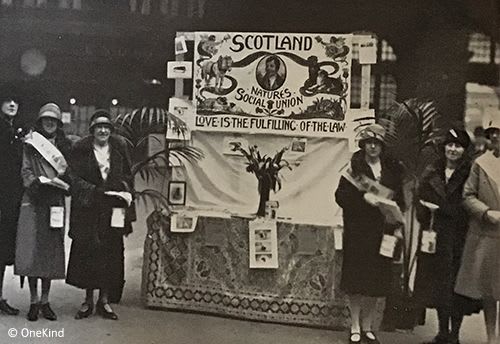 SSPV leafleting in railway station in 1920s